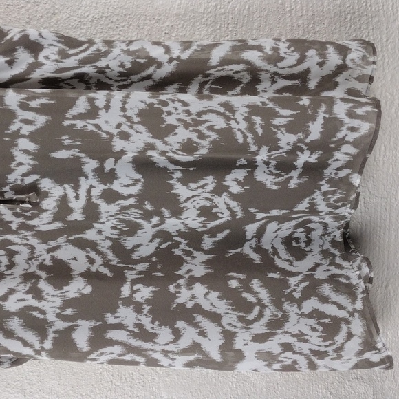 Ann Taylor Taupe Ruffle Geometric Pattern Sleeveless Keyhole Tie Back Summer Top - Picture 9 of 12